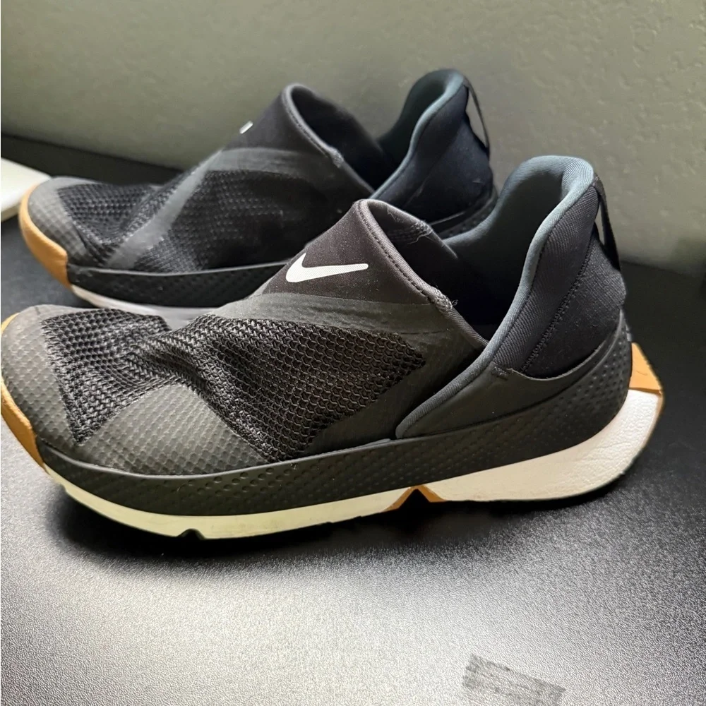 Nike Go FlyEase Black and White Mesh Gum Bottom Slip-Ons Women’s 7 ECU